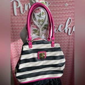 Betsey Johnson Classic Black & White Shoulder Bag ✨💕 🌹